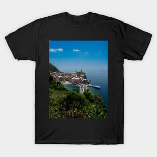 View on the cliff town of Vernazza, one of the colorful Cinque Terre on the Italian west coast T-Shirt